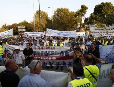 Θεσσαλονίκη: Αστυνομικοί και Πυροσβέστες σε διαμαρτυρία στο Λευκό Πύργο (βίντεο)